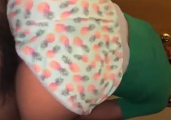 Moreninha jogou short de lado e sentou gostoso!