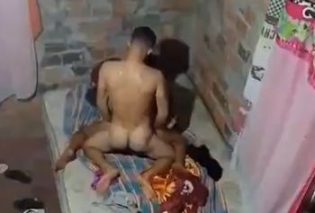 Porno caseiro corno flagrou esposa fudendo gostoso com o ficante na favela